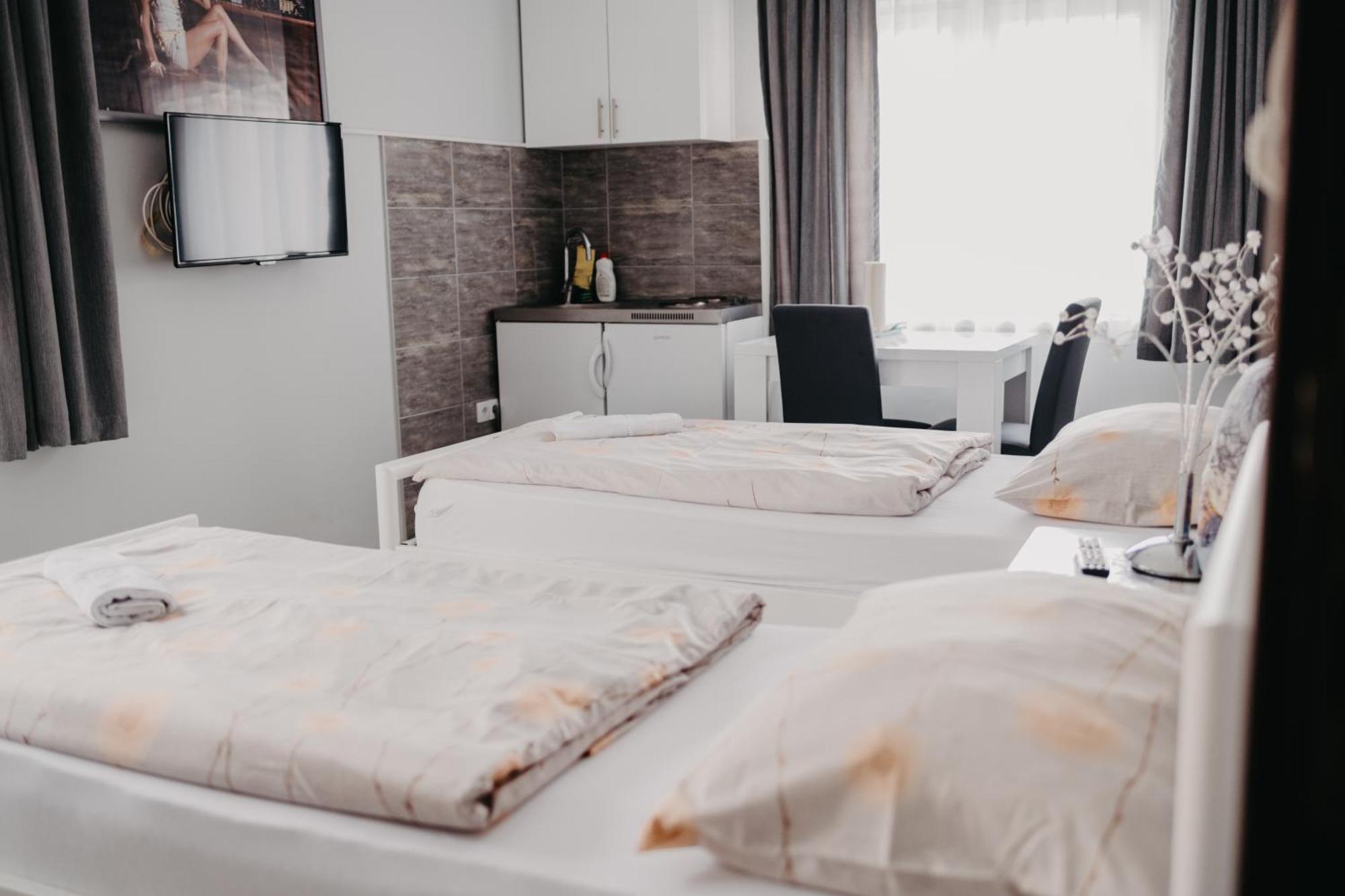 Prenociste Park Bed & Breakfast Modrica ภายนอก รูปภาพ