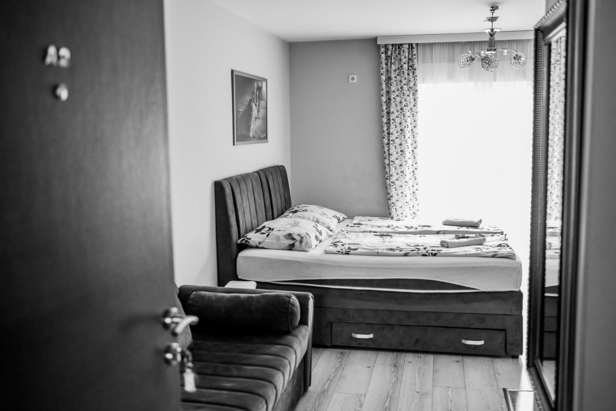Prenociste Park Bed & Breakfast Modrica ภายนอก รูปภาพ