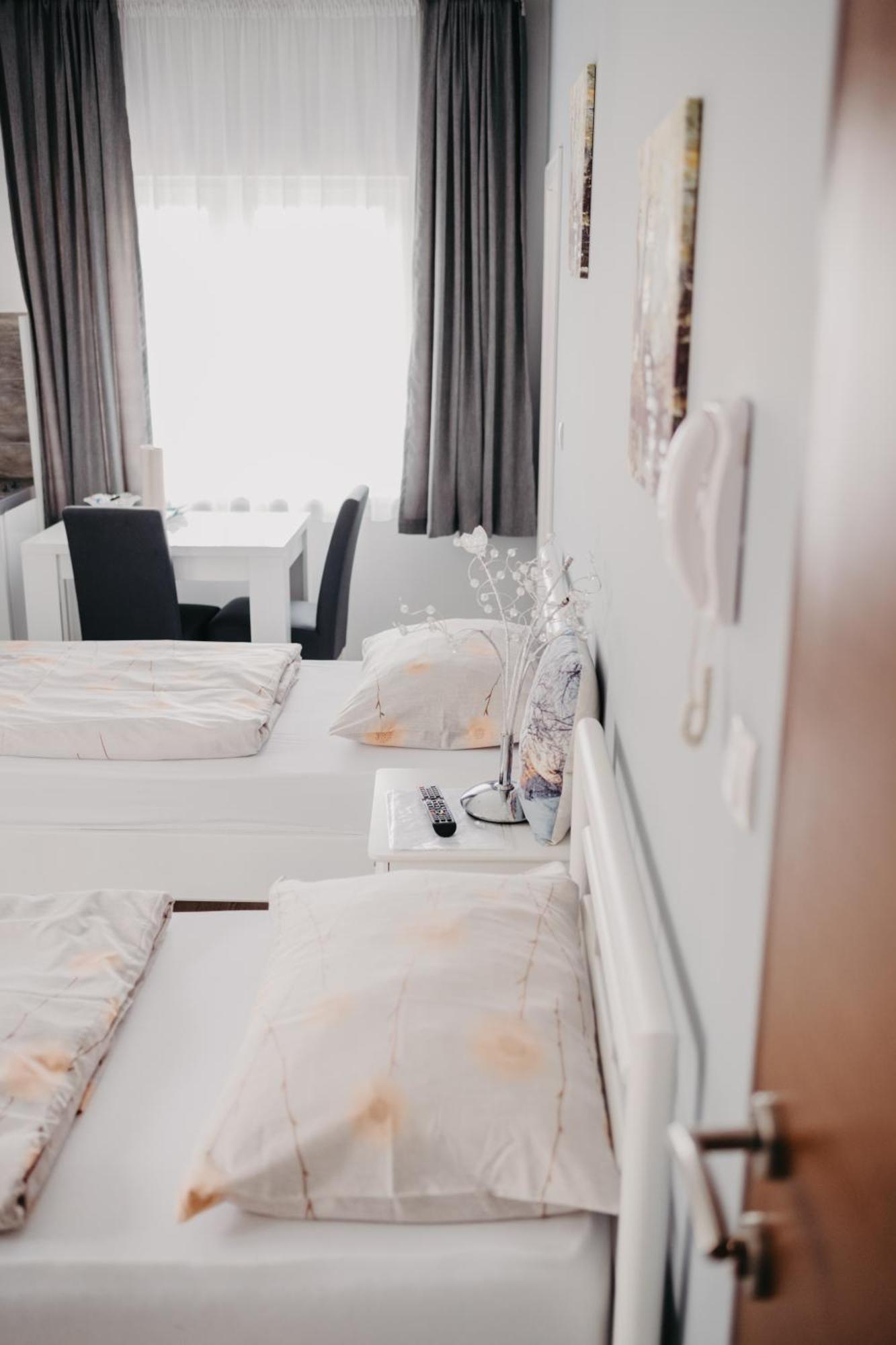 Prenociste Park Bed & Breakfast Modrica ภายนอก รูปภาพ